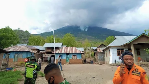 ชาวอินโดฯ นับพัน เร่งอพยพหนีภูเขาไฟปะทุไม่หยุด