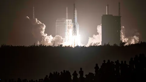 ยาน ‘ฉางเอ๋อ-5’ แตะพื้นดวงจันทร์แล้ว พร้อมเก็บตัวอย่างกลับโลก