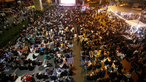 ม็อบราษฎร ปักหลัก 5 แยกลาดพร้าว เรียกร้อง ปชช.ออกมาร่วมแสดงพลัง