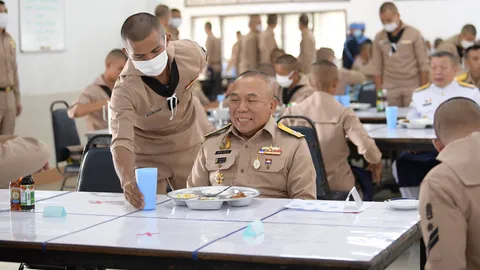 "บิ๊กอุ้ย" บุก ร.ร.ชุมพลทหารเรือ ประชุมสัญจร ร่วมวงกินข้าว นักเรียนจ่า