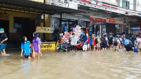 ชุมพรฝนตกหนัก น้ำท่วมเขตเทศบาลเมือง นักเรียนลำบากต้องเดินลุยน้ำกลับบ้าน