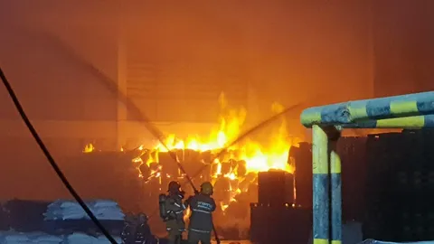 ไฟไหม้กลางดึกในโกดังสินค้า เก็บ "สารฟอกขาว" วอดหลายสิบล้าน