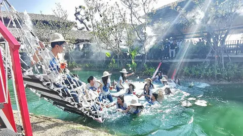 สาวงามตกน้ำ