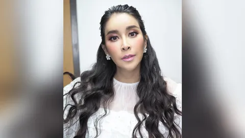 ใหม่ ฟาดกลับชาวเน็ตช่วยเลี้ยงลูก หลังถูกตำหนิไม่ควรจูบลูกน้อยวัยแบเบาะ (คลิป)