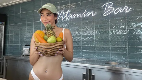 พลอย เฌอมาลย์ ไม่มีแผ่ว โชว์บิกินีสีขาว หน้าท้องแบนราบ เอวเอส