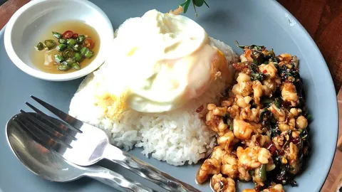 ข้าวกะเพรากุ้ง คนละครึ่ง เมนูเด็ด “เฟื่องฟ้าฯพัทยา”