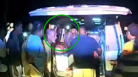 กู้ภัยขนหัวลุก เห็นชัดๆ 3 คนในรถ ถึงรพ.เหลือคนเดียว บอกโดนเข้าแล้ว (คลิป)