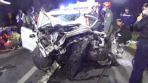 หนุ่มซิ่งเก๋งชนท้ายรถบรรทุก 18 ล้อ เพื่อนดับสลด เข็มไมล์ค้างที่ 130