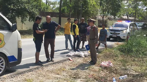 หนุ่มจรจัดเดินถือผ้าห่ม นอนตายริมถนนที่ศรีราชา คาดโดนรถบรรทุกชนแล้วหนี