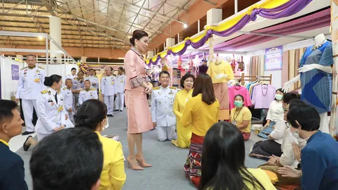 “พระราชินี” เสด็จฯ ทอดพระเนตรผลิตภัณฑ์ OTOP พสกนิกรปีติ น้อมสืบสาน รักษา ต่อยอด