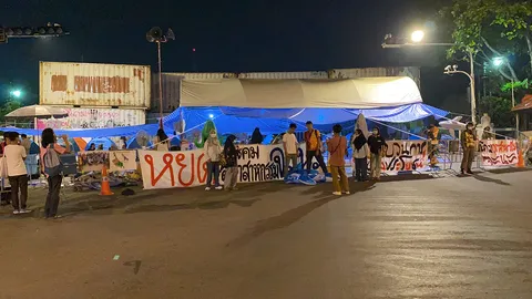 เครือข่ายจะนะรักษ์ถิ่น ปักหลักค้างคืนหน้าทำเนียบฯ ต่อ ต้านสร้างนิคมฯ