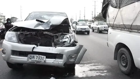 2 ตายายจะไปรับเบี้ยคนชรา ข้ามถนนโดนกระบะชนกระเด็น 50 เมตรตายทั้งคู่