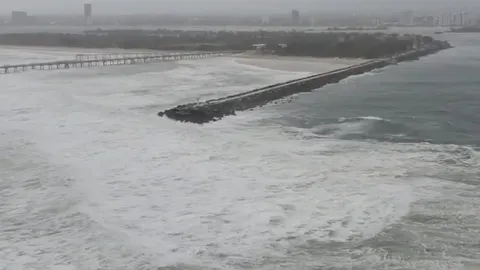 ออสเตรเลียอ่วม เจอสภาพอากาศเลวร้าย พายุถล่ม ทะเลคลั่ง คลื่นสูง 8 ม. (คลิป)