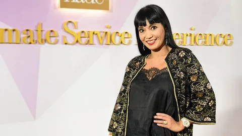 หมออ้อม จัดเสื้อผ้าจากงานแฟชั่นโชว์ Tropical Illusion มาใส่โพสต์เล่นเพียบ