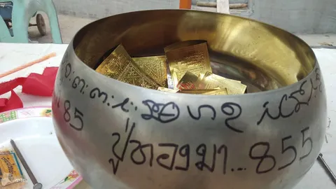 ชาวบ้านอุดรฯ มาวัดศรีสว่างวงศ์ ส่องบ่อศักดิ์สิทธิ์ ดูเลขเด็ดโค้งสุดท้าย