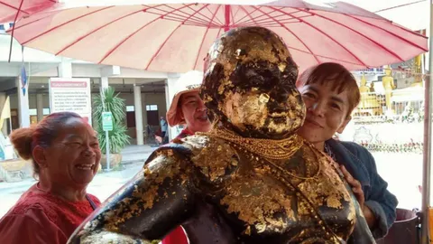 ได้เลขเด็ดวัดไผ่แขก สาวดวงดีหอบทอง 2 บาท แก้บน "พ่อขุนช้าง" 