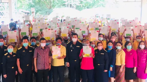 "ยุทธนา" ขานรับนโยบายรัฐ ลุยร้อยเอ็ด แจกสัญญาเช่า-จัดตลาดชุมชน 