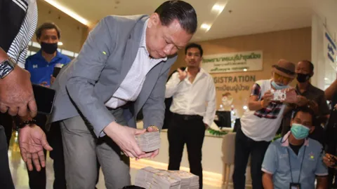 สันธนะ-เสี่ยโป้ หอบ 2 ล้านบริจาคศิริราช ยันกระชากหน้ากาก "ดารา 1"