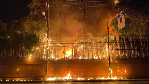 ไฟไหม้โรงเก็บไม้และของเก่า ภายในเสถียรธรรมสถาน ตร.เร่งสอบหาสาเหตุ