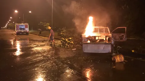 กระบะแม่ค้าแคบหมูที่แพร่ เสียหลักชนต้นไม้ไฟไหม้ หนีออกทันหวิดถูกย่างสด