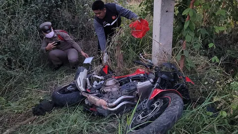 หนุ่มฟู้ดแพนด้าซิ่งบิ๊กไบค์แหกโค้งชนเสาหลัก รถคว่ำหัวกระแทกพื้นดับ