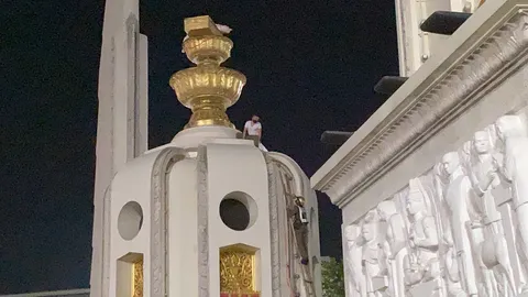 ตร.รุดตรวจสอบ ชายปริศนาบุกแขวนป้ายประท้วงที่อนุสาวรีย์ ปชต.-แยกคอกวัว