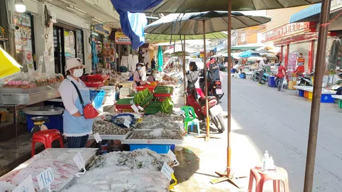 แม่ค้าตลาดนัด-อาหารทะเลครวญ พิษโควิดสมุทรสาคร ไร้ลูกค้าตลาดเงียบเหงา
