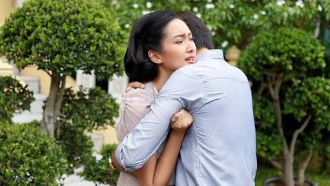 “เจมส์” คุกเข่าง้อ โดน “แซนดี้” ตบ “นนท์” ปวดใจเห็นภาพบาดตาใน “เพลิงภริยา”