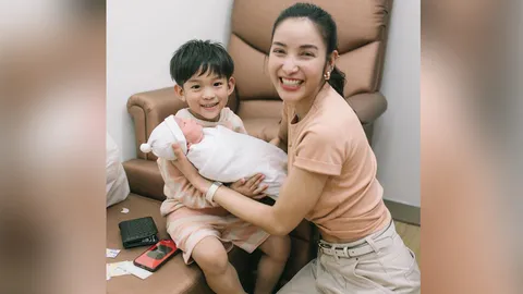 แพท ณปภา เผยภาพ น้องเรซซิ่ง อุ้มทารกตัวน้อย บอกได้เป็นพี่กับเขาแล้ว