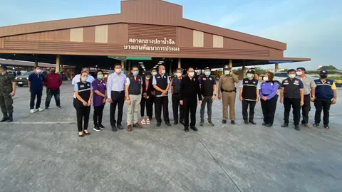 สสจ.นครปฐม ลุยตรวจแพปลาบางเลน คัดกรองโควิดหลังพบแรงงานต่างด้าวจำนวนมาก