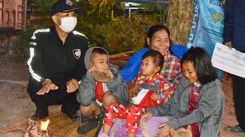 นพค.26 นำนักรบสีน้ำเงิน ลงพื้นที่เทือกเขาภูพาน แจกผ้าห่มเพื่อคลายหนาว