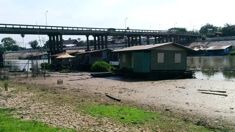 ภัยแล้งทำชาวแพแม่น้ำสะแกกรังเดือดร้อน น้ำแห้งเกยตื้นเสียหายวอนรัฐช่วย