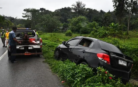ข้าราชการสาว ขับเก๋งเสียหลัก พุ่งชนเพิงขายสินค้าของ "ยาว นาโยง" ตลกดัง