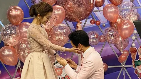 โต๋ ทำเซอร์ไพรส์ ไบรท์ คุกเข่าขอแต่งงานกลางรายการดัง (คลิป)