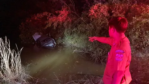 สยอง! หนุ่มซิ่งเก๋งเสียหลัก รถตกคูน้ำร่างกระเด็นฟาดพื้นขาขาดดับคาที่