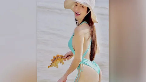 อ๋อม สกาวใจ ส่งความแซ่บท้ายปี ด้วยชุดว่ายน้ำขาเว้าสูงเซ็กซี่มากแม่