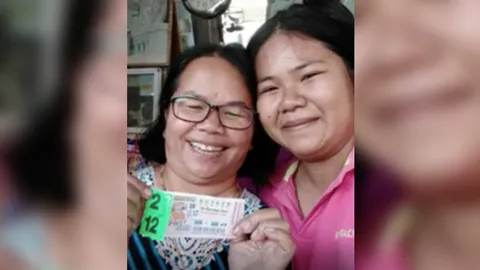 สาวอุบลดวงดี ช่วยแม่ค้าซื้อลอตเตอรี่ ถูก 6 ล้านรวยรับปีใหม่ 