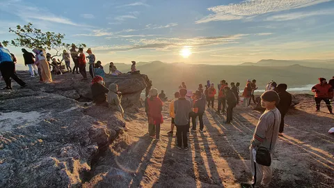 คนรอชมแสงแรกแห่งปี 2564 ที่ผาชะนะไดอุบลฯ โต้ลมหนาวสะท้าน 14 องศาฯ