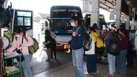 สถานีขนส่งโคราช 2 ยังไม่คึกคัก แต่ประชาชนเริ่มทยอยขนของเดินทางกลับแล้ว