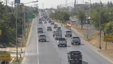 ถนนมิตรภาพเข้ากรุงเทพฯ มีรถมาก เปิดช่องพิเศษให้เป็นระยะ คาดแน่นทั้งวัน (คลิป)