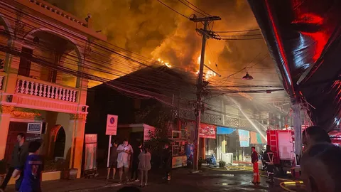 ไฟไหม้อาคารเก่าอายุร้อยปี ย่านตลาดเทศบาลเมืองกาญจน์ เผาวอดเกือบ 20 หลัง