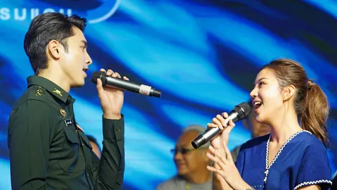 “ภณ-เม” นำทีม “เก็บแผ่นดิน” โชว์ลูกคอ ทำบุญด้วยเสียงเพลงใน“งานกาชาด63”