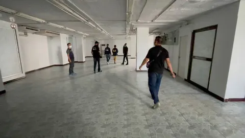 ตำรวจค้นคอนโดฯย่านปิ่นเกล้า ผิดหวังไม่พบบ่อนลอยฟ้า แค่ห้องจัดเลี้ยง