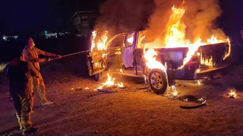 รถยนต์ไฟลุก คลอกสยองเจ้าของร้านเครื่องเสียง แฟนสาวลงก่อนรอดหวุดหวิด (คลิป)