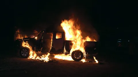 กระบะบึมสนั่นย่างสดเจ้าของร้าน ติดเครื่องเสียงคาดไฟลัดวงจรแฟนสาวรอด (คลิป)