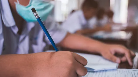 สพฐ.ยันไม่เลื่อนสอบ-ปิดภาคเรียน หากไม่คลี่คลาย หารูปแบบการจัดสอบใหม่