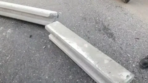 รถพ่วงบรรทุกทำเสาเข็มหล่น หนุ่มโรงงานเมืองชลขี่ จยย.ตามมา ชนล้มคอหักตาย