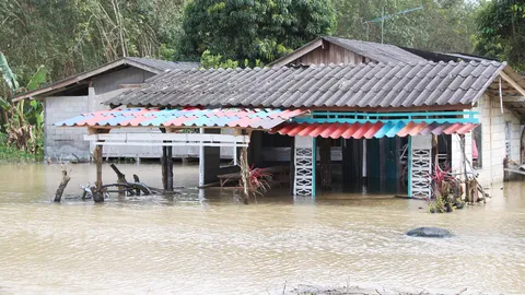 นราธิวาสน้ำยังท่วม ชาวบ้านต้องลุยน้ำ ชลประทานเร่งระบาย ลดความเดือดร้อน