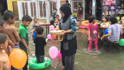 น้ำท่วมไม่ขวางการให้ ร้านโรตียะลา แจกให้เด็กกินฟรีเนื่องในวันเด็กปี 64 (คลิป)