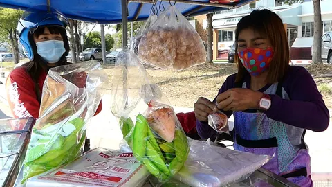 แม่ค้าผลไม้แช่อิ่มราชบุรี เผย โควิดไม่กระทบต่ออาชีพ เหตุขายถูกถุงละ 20 (คลิป)